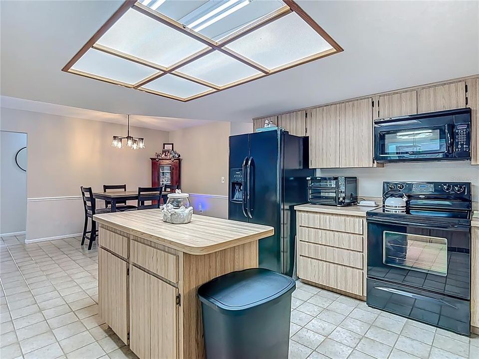 待售: $265,000 (2 贝兹, 2 浴室, 1865 平方英尺)