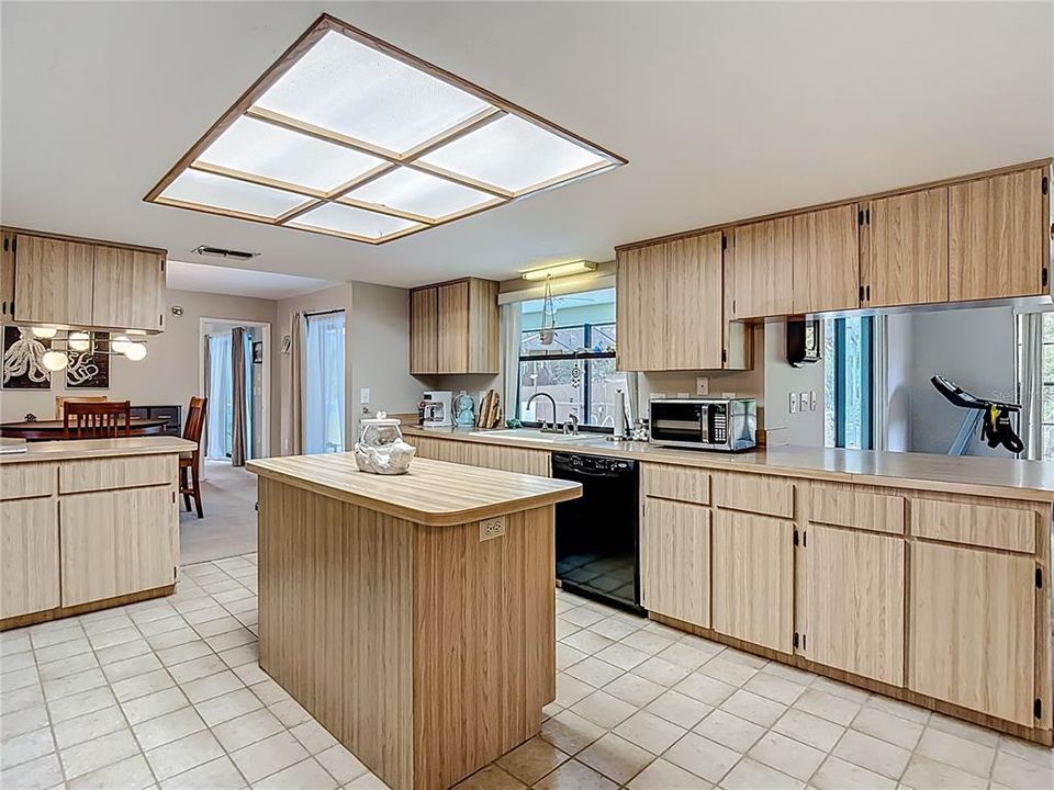 待售: $265,000 (2 贝兹, 2 浴室, 1865 平方英尺)