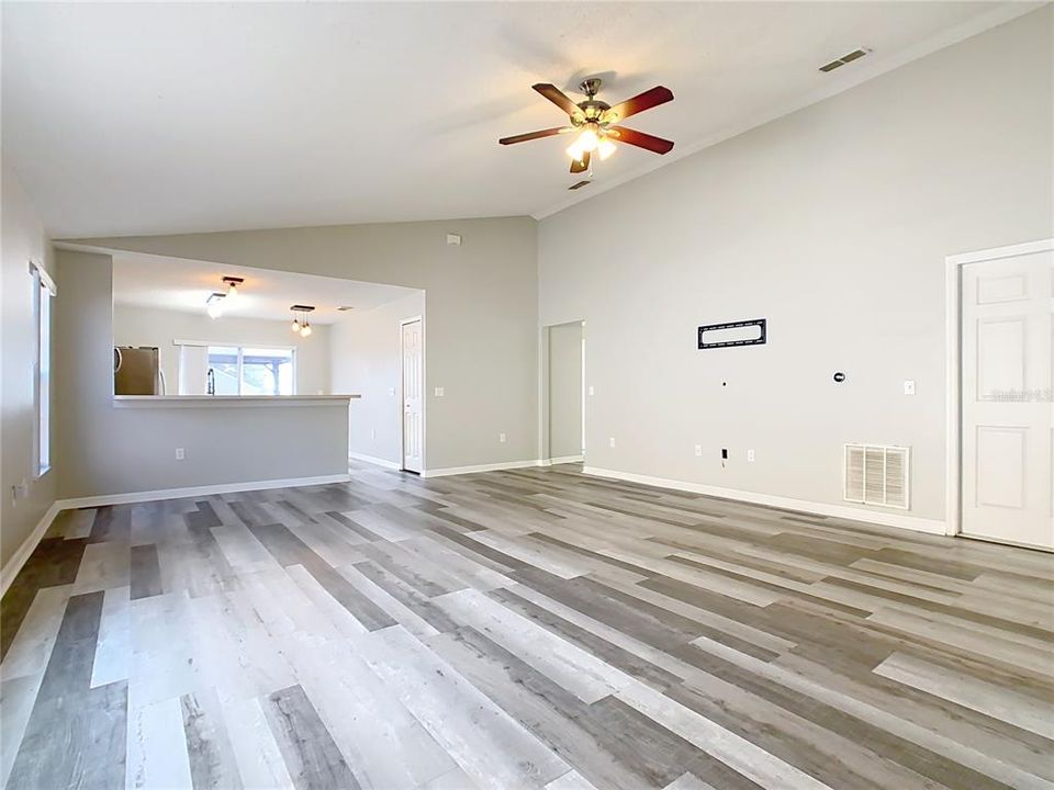 待售: $299,900 (4 贝兹, 2 浴室, 1471 平方英尺)