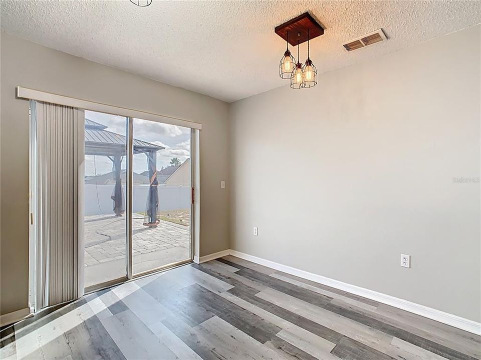 待售: $299,900 (4 贝兹, 2 浴室, 1471 平方英尺)