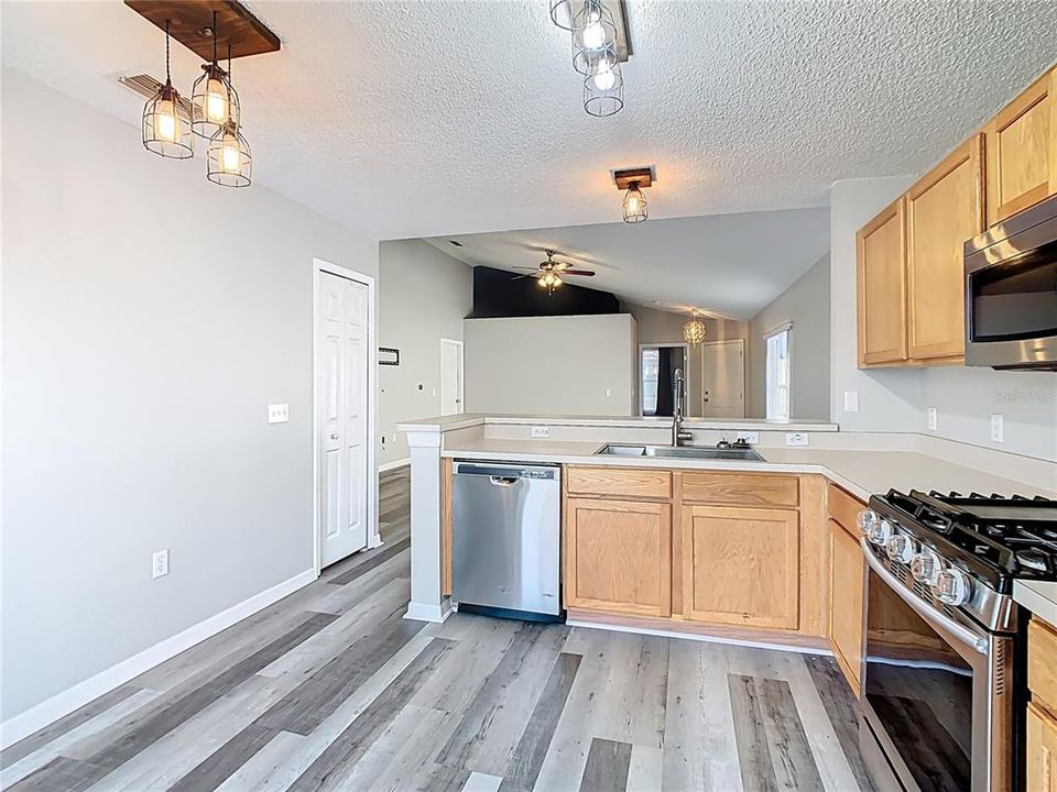 待售: $299,900 (4 贝兹, 2 浴室, 1471 平方英尺)