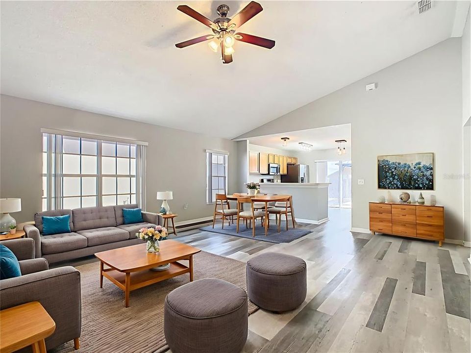 待售: $299,900 (4 贝兹, 2 浴室, 1471 平方英尺)