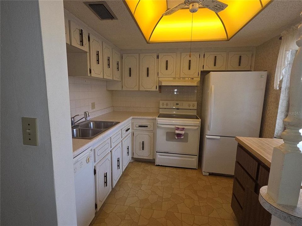 For Sale: $130,000 (2 beds, 2 baths, 1040 Square Feet)