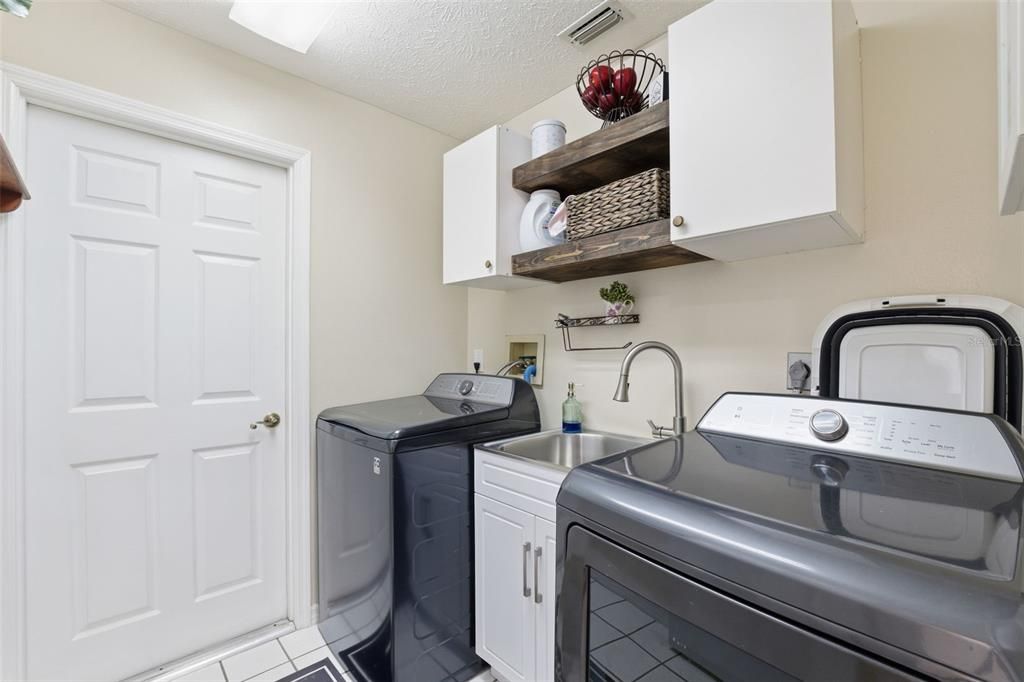 待售: $425,000 (3 贝兹, 2 浴室, 2047 平方英尺)