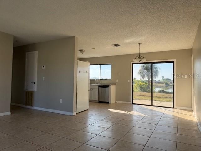 待售: $195,000 (2 贝兹, 1 浴室, 900 平方英尺)