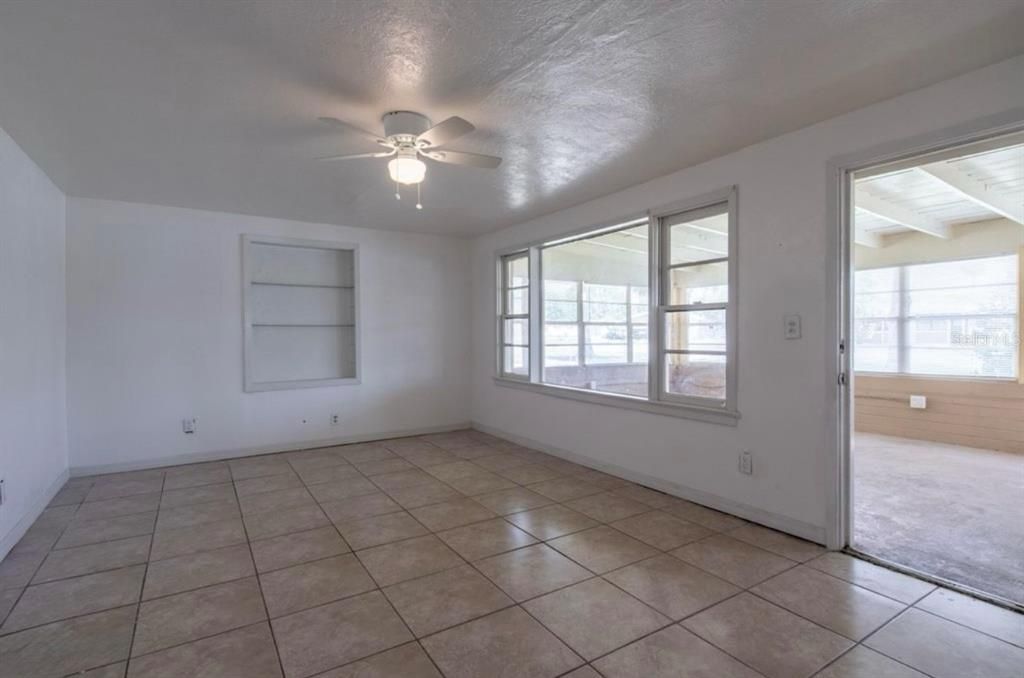 En Venta: $242,000 (4 camas, 2 baños, 1644 Pies cuadrados)