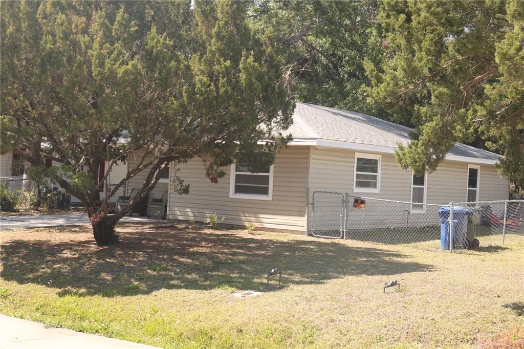 For Rent: $2,400 (3 beds, 1 baths, 1233 Square Feet)