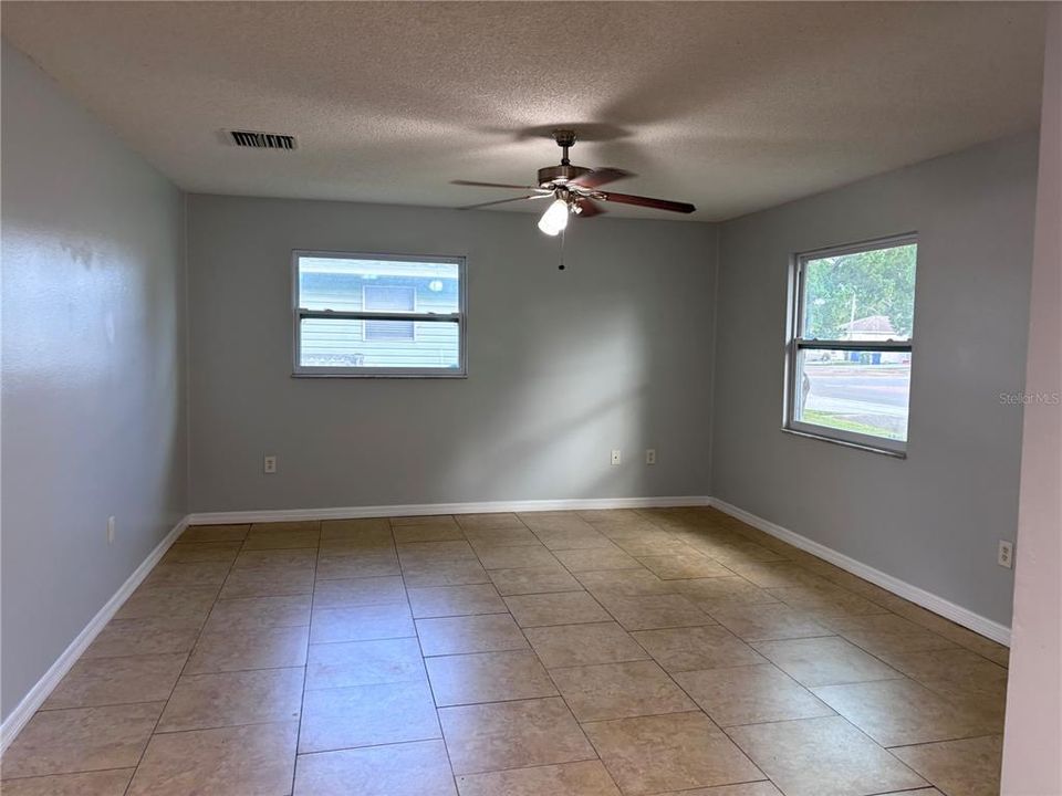 For Rent: $2,400 (3 beds, 1 baths, 1233 Square Feet)