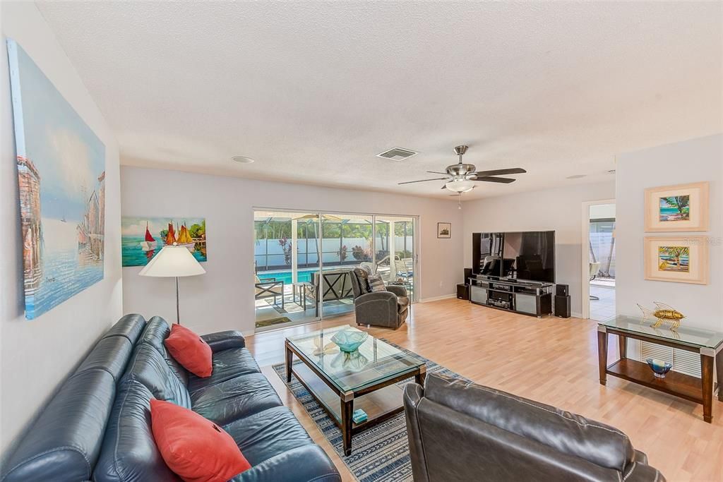 В аренду: $3,800 (3 спален, 2 ванн, 1693 Квадратных фут)