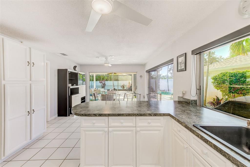 В аренду: $3,800 (3 спален, 2 ванн, 1693 Квадратных фут)