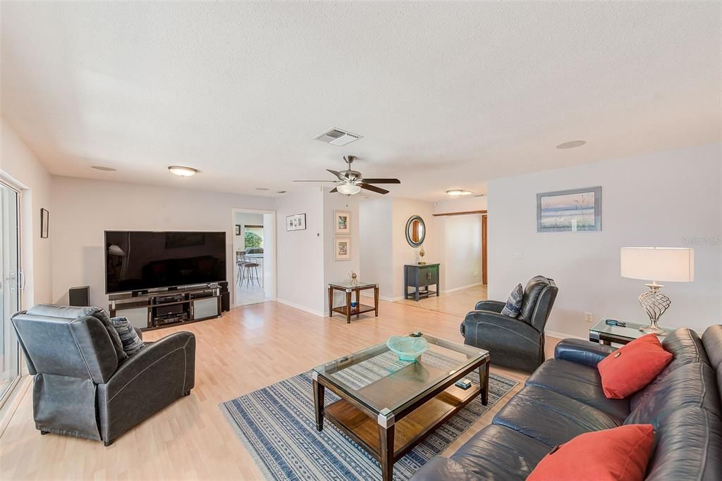 В аренду: $3,800 (3 спален, 2 ванн, 1693 Квадратных фут)