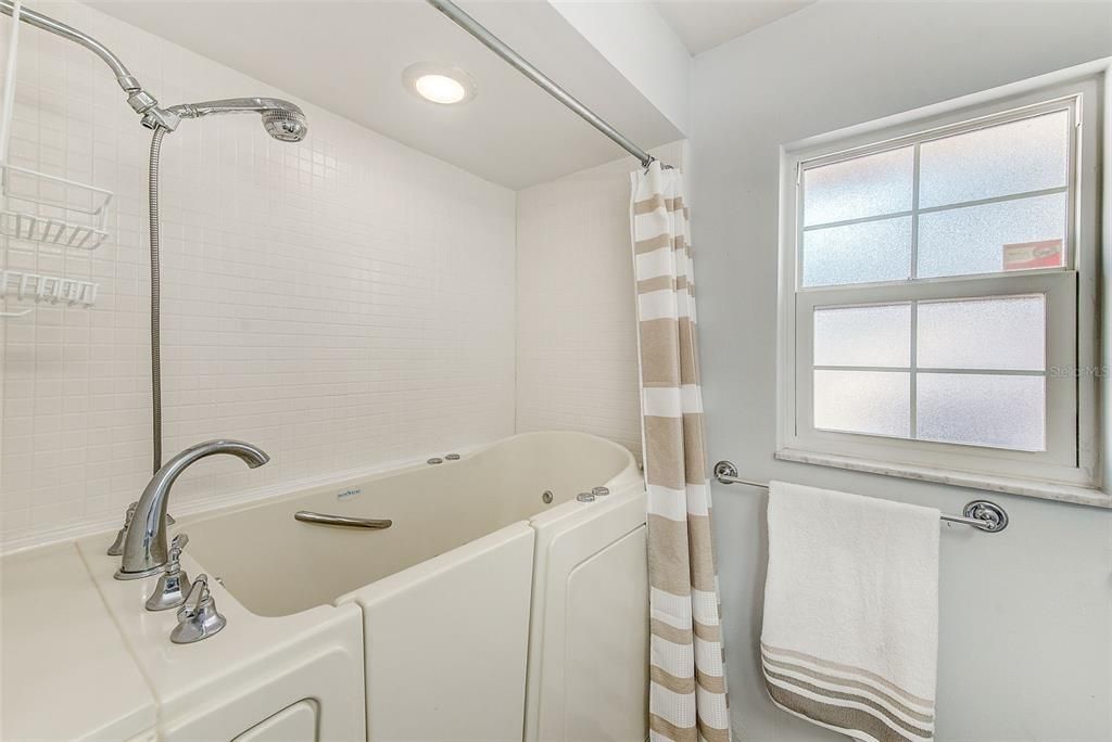 В аренду: $3,800 (3 спален, 2 ванн, 1693 Квадратных фут)