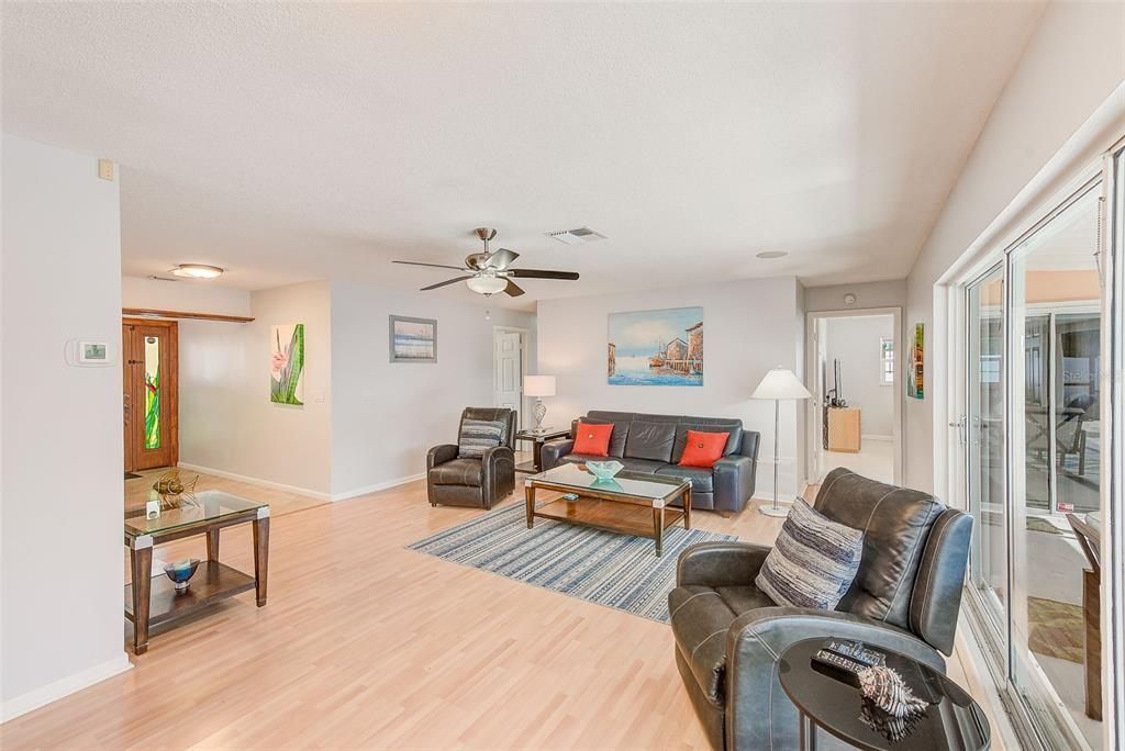 В аренду: $3,800 (3 спален, 2 ванн, 1693 Квадратных фут)