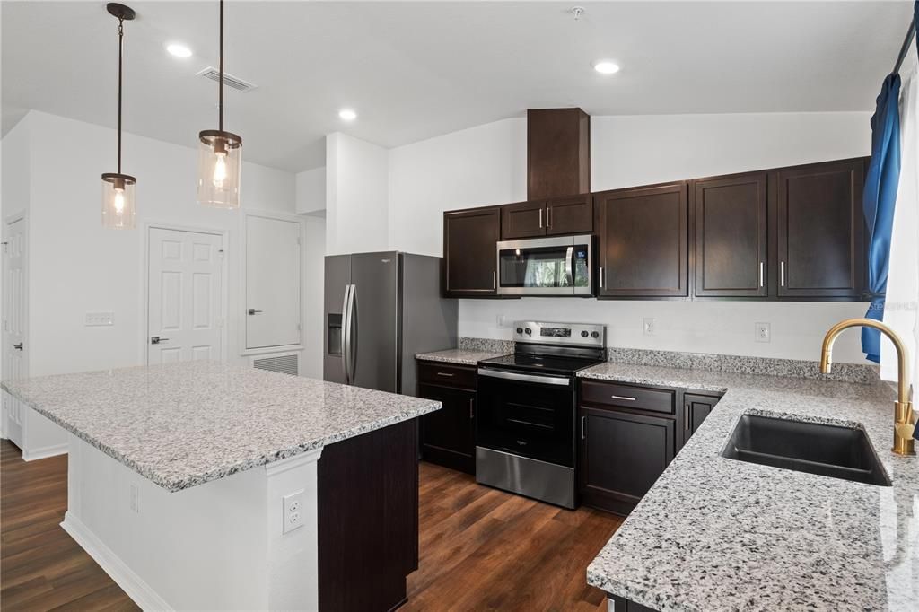 En Venta: $405,000 (4 camas, 2 baños, 1707 Pies cuadrados)