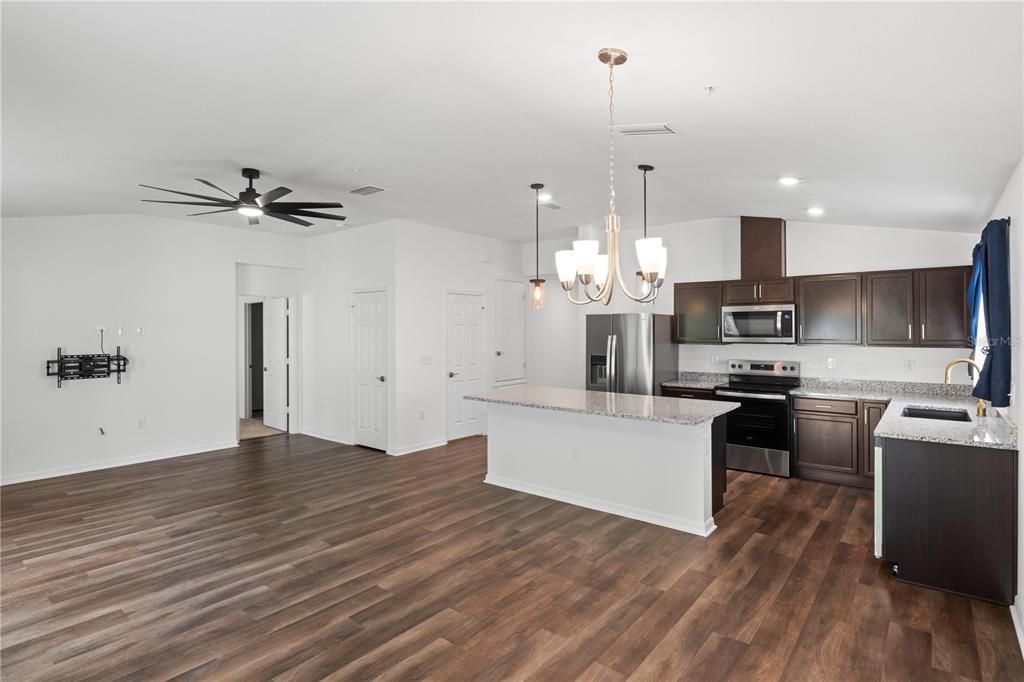 En Venta: $405,000 (4 camas, 2 baños, 1707 Pies cuadrados)