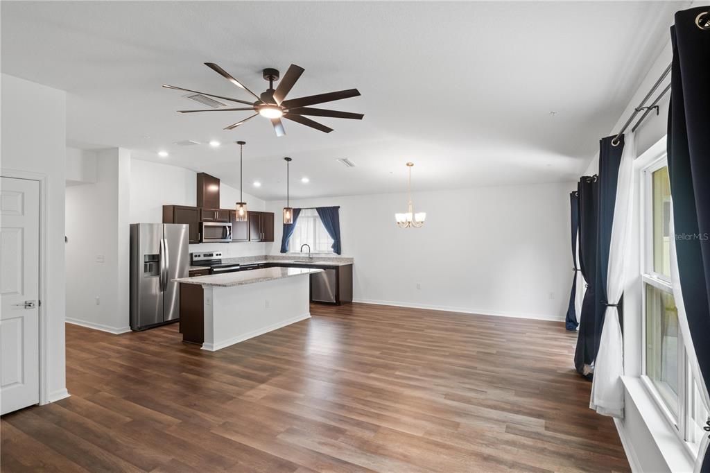 En Venta: $405,000 (4 camas, 2 baños, 1707 Pies cuadrados)