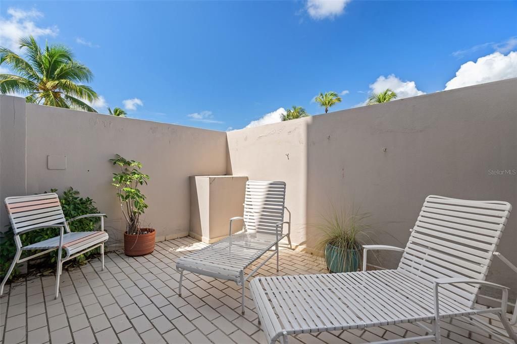 For Sale: $449,000 (1 beds, 1 baths, 1200 Square Feet)