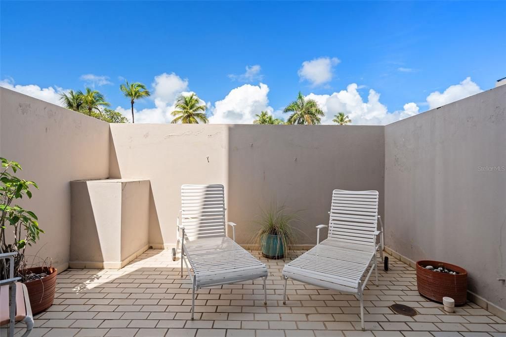 For Sale: $449,000 (1 beds, 1 baths, 1200 Square Feet)