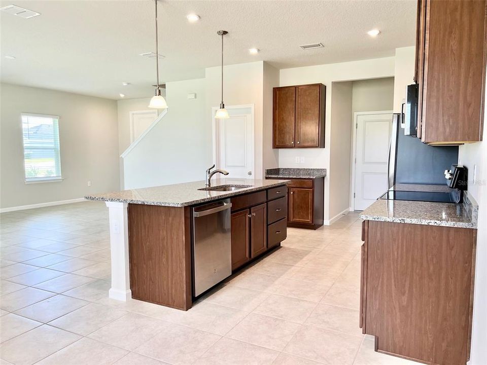 For Rent: $2,750 (4 beds, 2 baths, 2040 Square Feet)