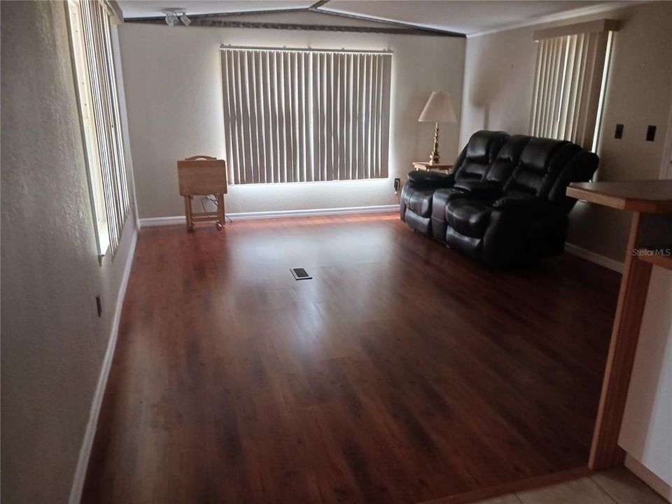 For Sale: $155,000 (2 beds, 1 baths, 980 Square Feet)