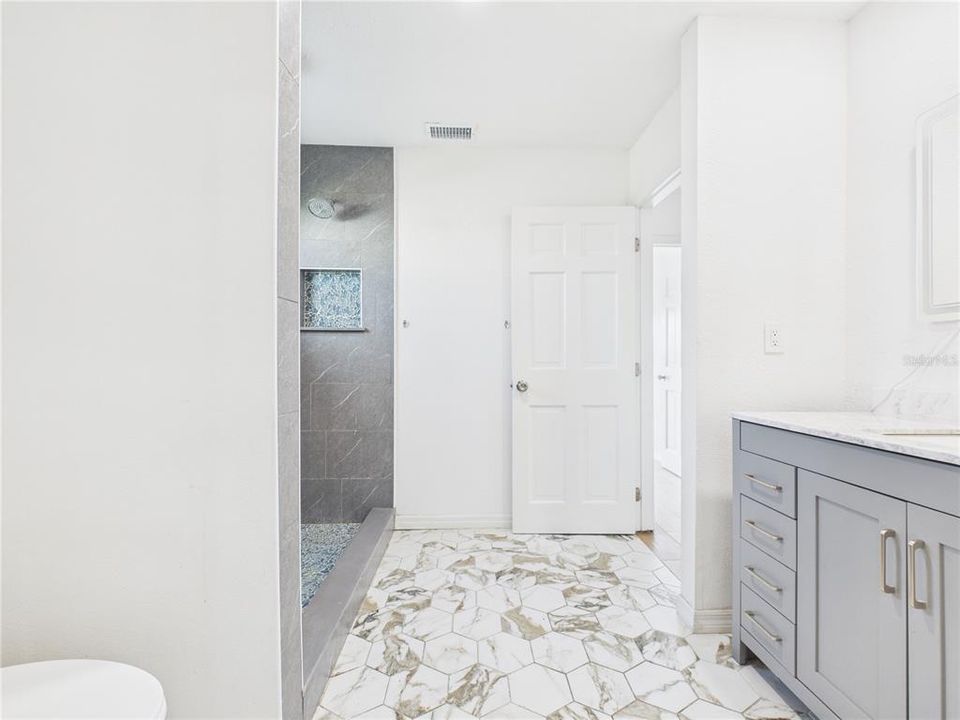 待售: $200,000 (3 贝兹, 2 浴室, 1185 平方英尺)