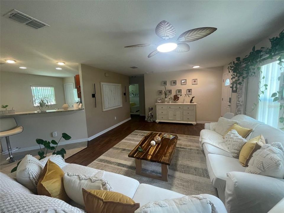 出租: $1,950 (3 贝兹, 2 浴室, 1316 平方英尺)