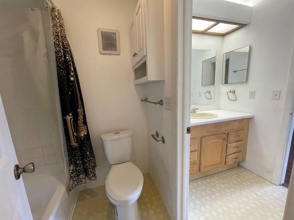 出租: $1,300 (1 贝兹, 1 浴室, 555 平方英尺)