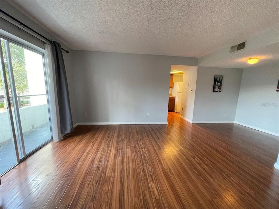 出租: $1,300 (1 贝兹, 1 浴室, 555 平方英尺)