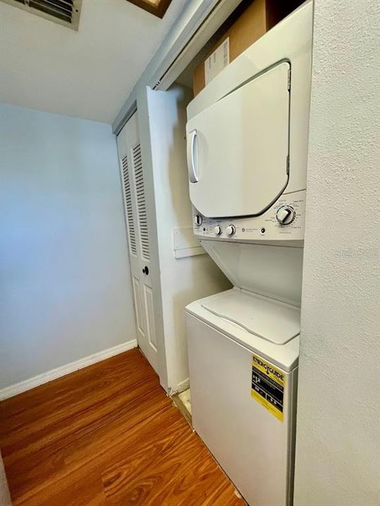 出租: $1,300 (1 贝兹, 1 浴室, 555 平方英尺)