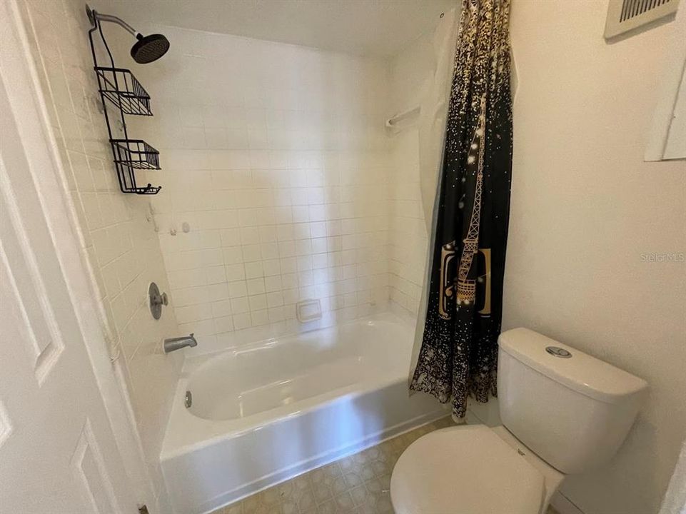 出租: $1,300 (1 贝兹, 1 浴室, 555 平方英尺)