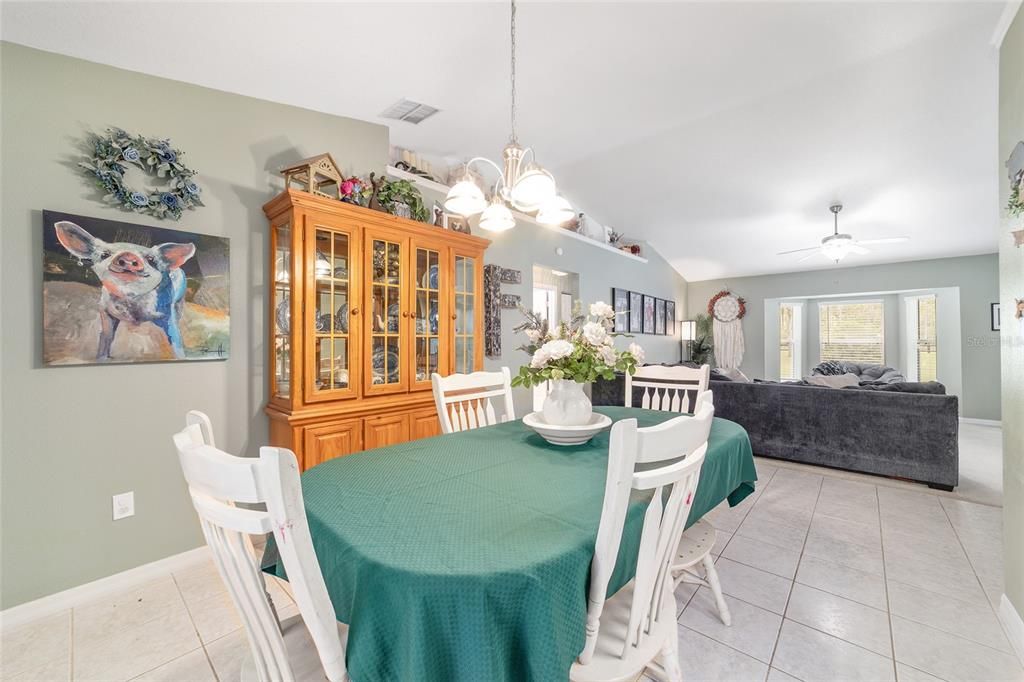 合同活跃: $349,900 (3 贝兹, 2 浴室, 1690 平方英尺)