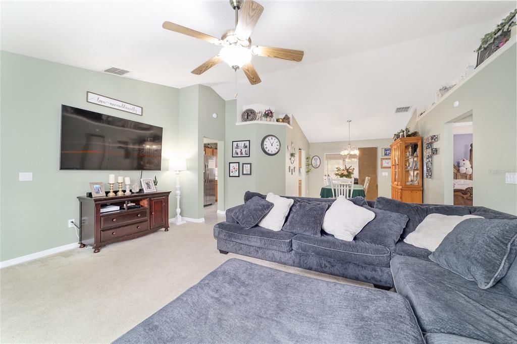 合同活跃: $349,900 (3 贝兹, 2 浴室, 1690 平方英尺)