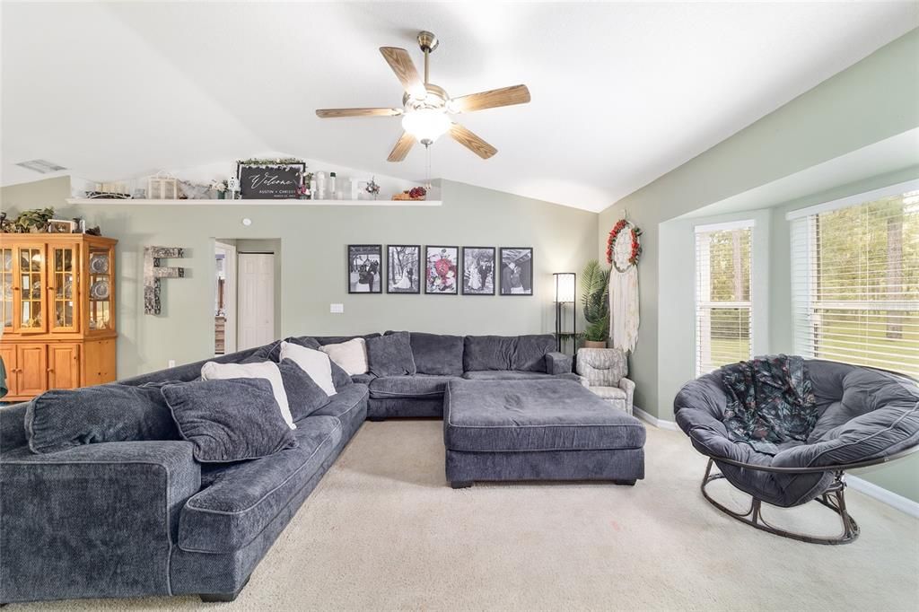 合同活跃: $349,900 (3 贝兹, 2 浴室, 1690 平方英尺)