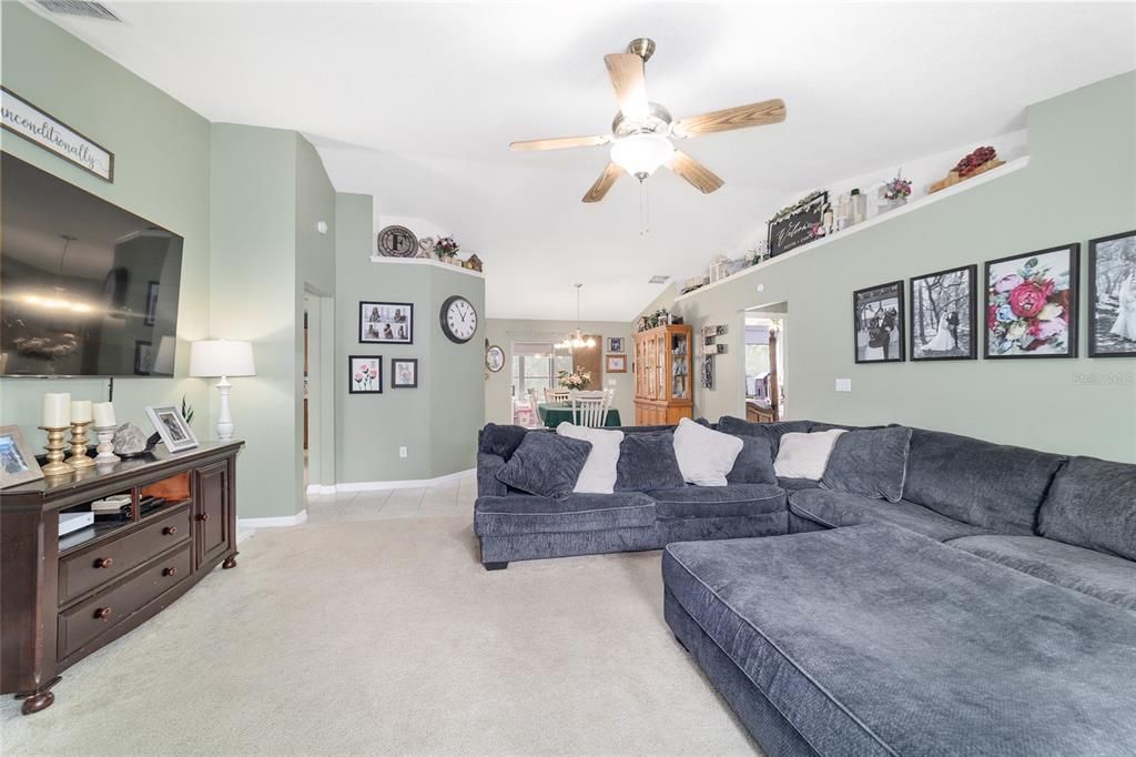 合同活跃: $349,900 (3 贝兹, 2 浴室, 1690 平方英尺)