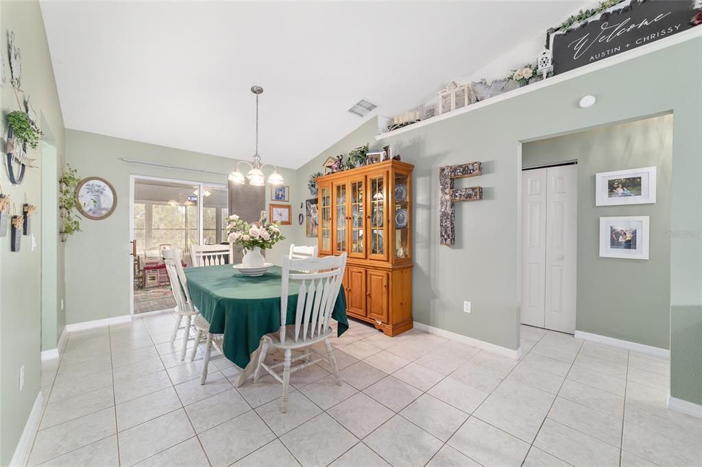 合同活跃: $349,900 (3 贝兹, 2 浴室, 1690 平方英尺)