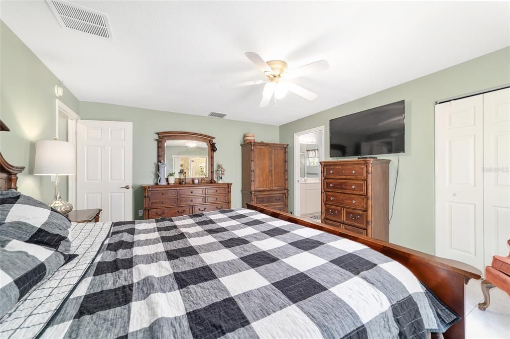 合同活跃: $349,900 (3 贝兹, 2 浴室, 1690 平方英尺)