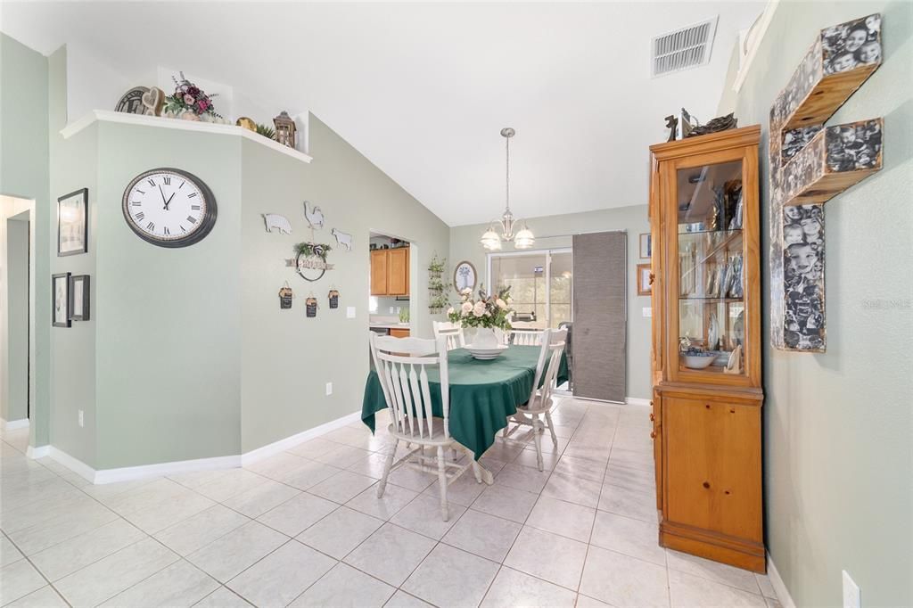 合同活跃: $349,900 (3 贝兹, 2 浴室, 1690 平方英尺)