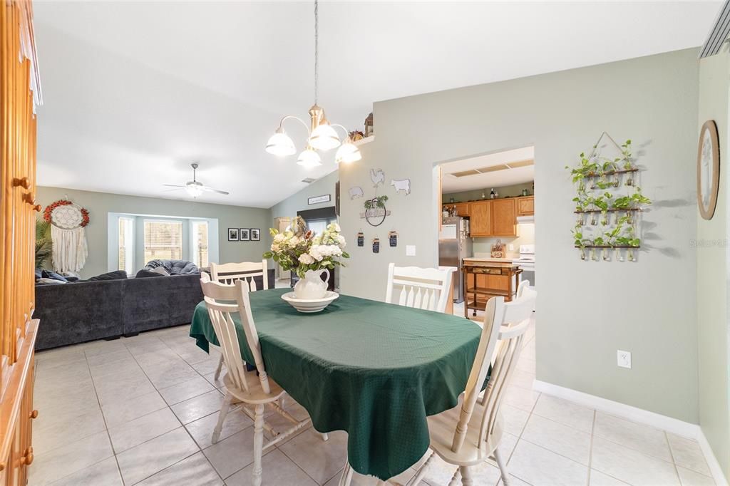 合同活跃: $349,900 (3 贝兹, 2 浴室, 1690 平方英尺)