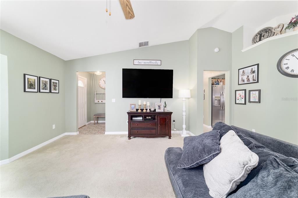 合同活跃: $349,900 (3 贝兹, 2 浴室, 1690 平方英尺)