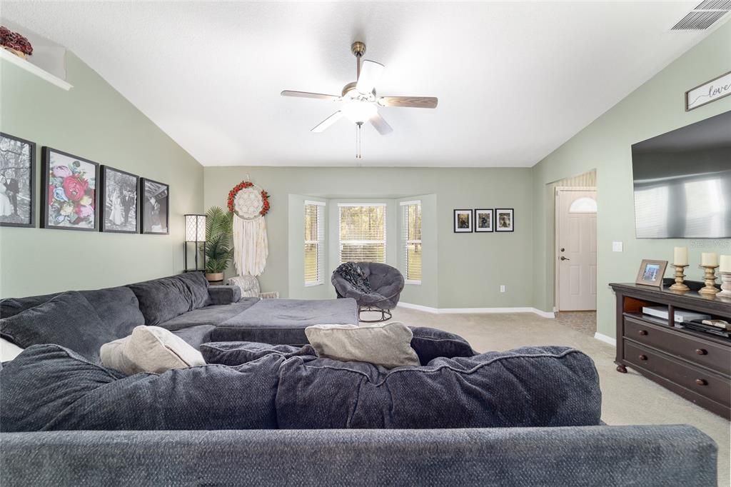 合同活跃: $349,900 (3 贝兹, 2 浴室, 1690 平方英尺)