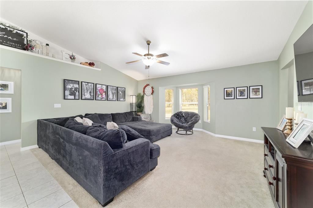 合同活跃: $349,900 (3 贝兹, 2 浴室, 1690 平方英尺)