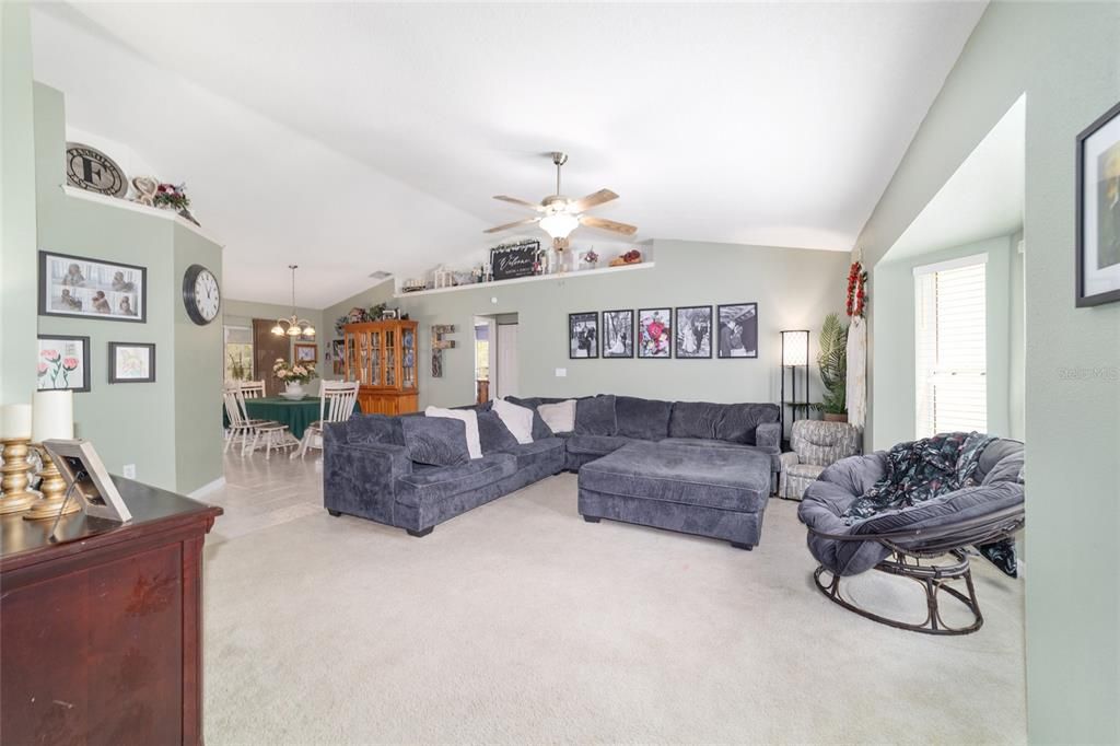 合同活跃: $349,900 (3 贝兹, 2 浴室, 1690 平方英尺)