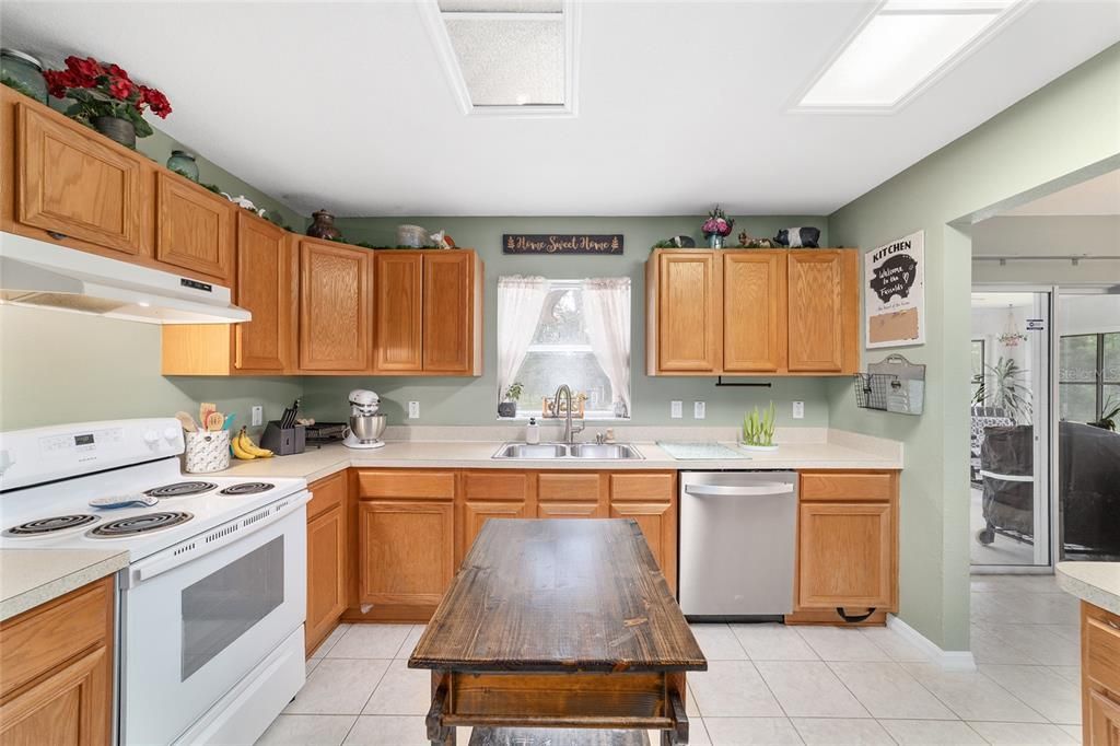 合同活跃: $349,900 (3 贝兹, 2 浴室, 1690 平方英尺)