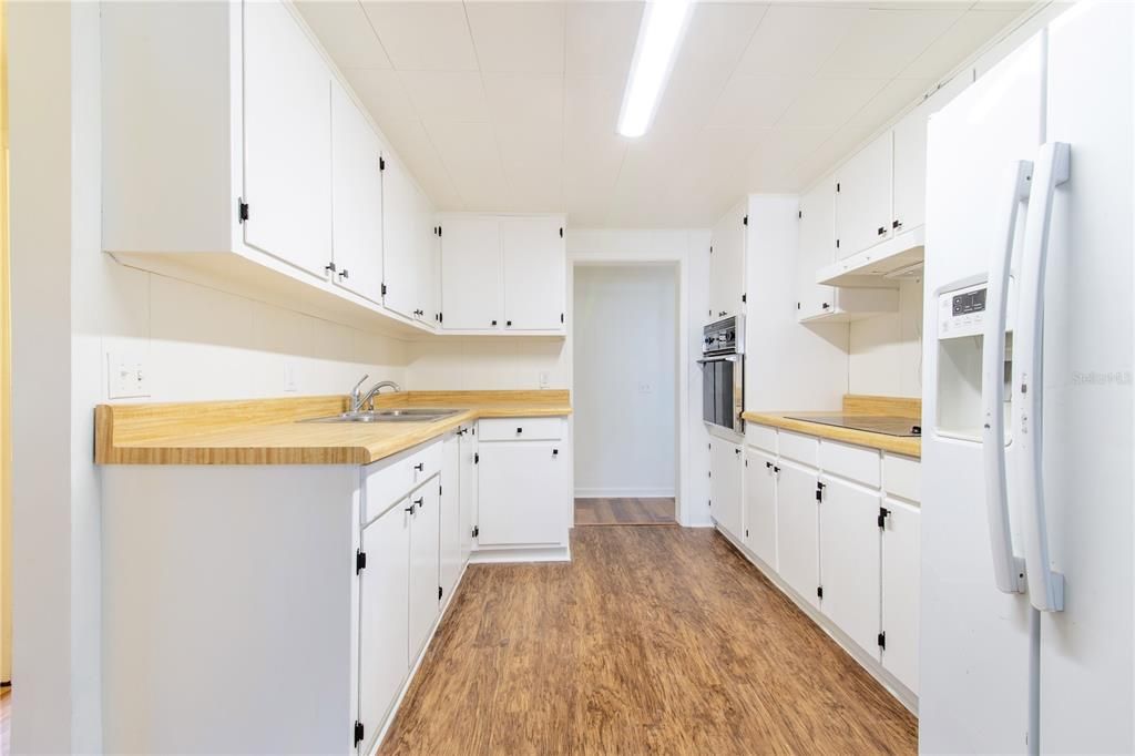 待售: $385,000 (6 贝兹, 3 浴室, 2536 平方英尺)