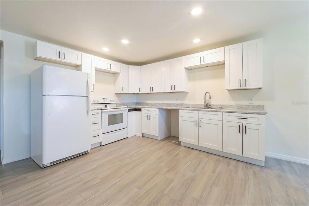 待售: $385,000 (6 贝兹, 3 浴室, 2536 平方英尺)