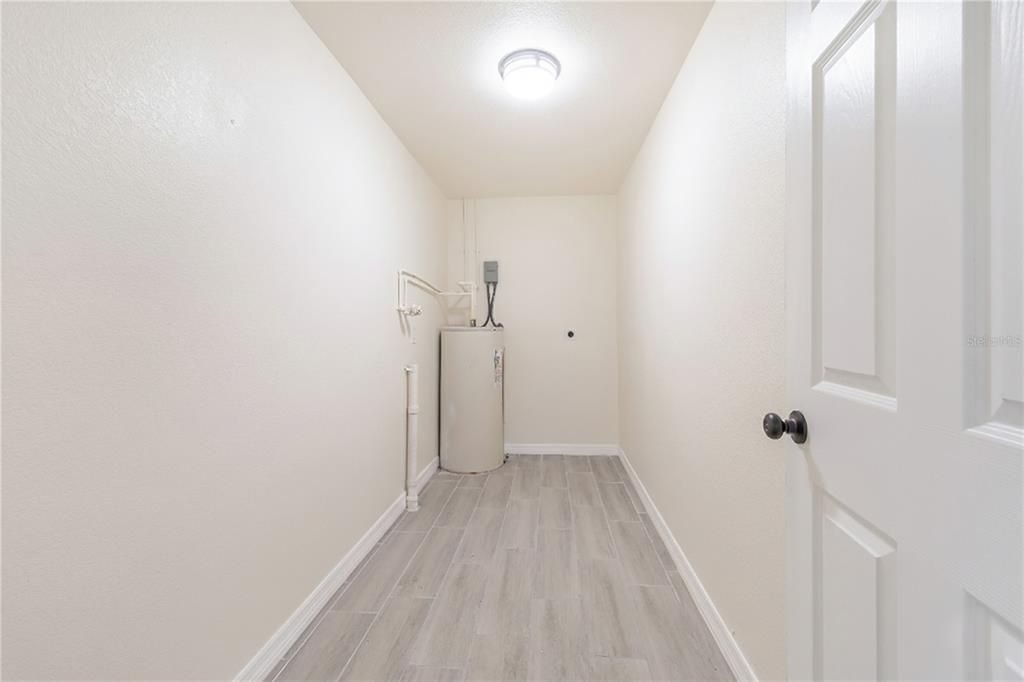 待售: $385,000 (6 贝兹, 3 浴室, 2536 平方英尺)