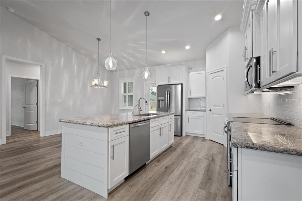 На продажу: $393,000 (4 спален, 2 ванн, 2009 Квадратных фут)