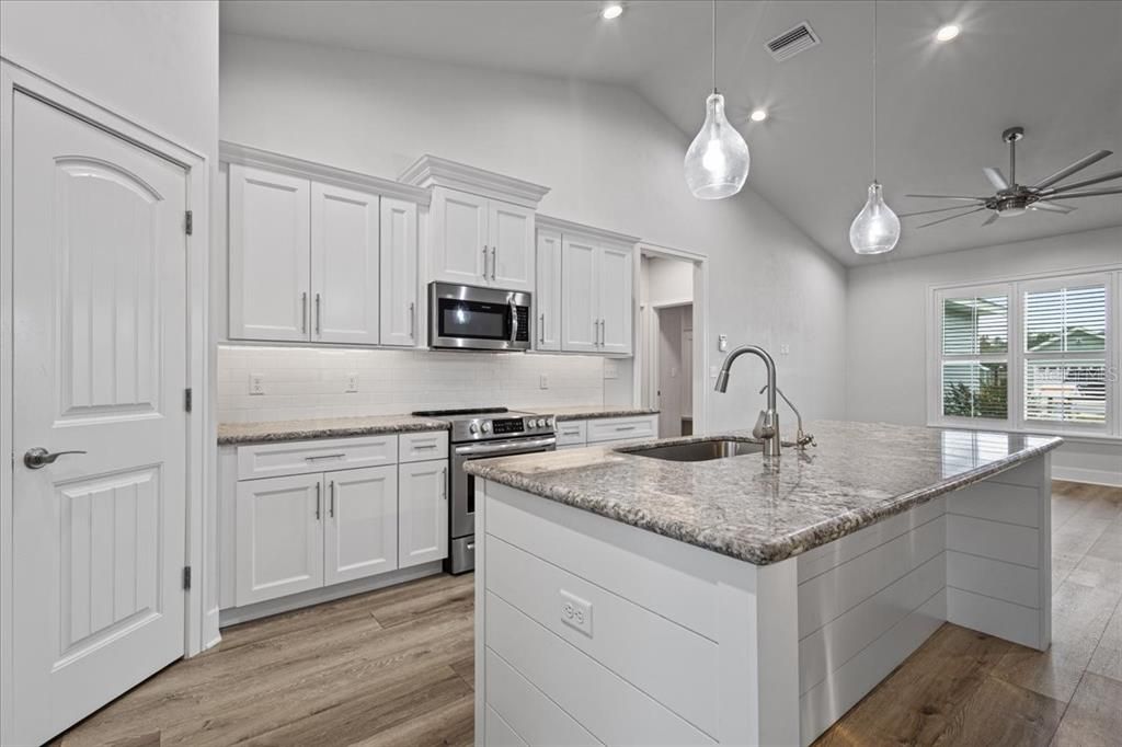 На продажу: $393,000 (4 спален, 2 ванн, 2009 Квадратных фут)