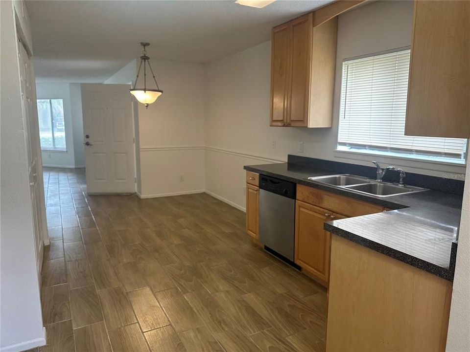 For Sale: $170,000 (2 beds, 2 baths, 1296 Square Feet)