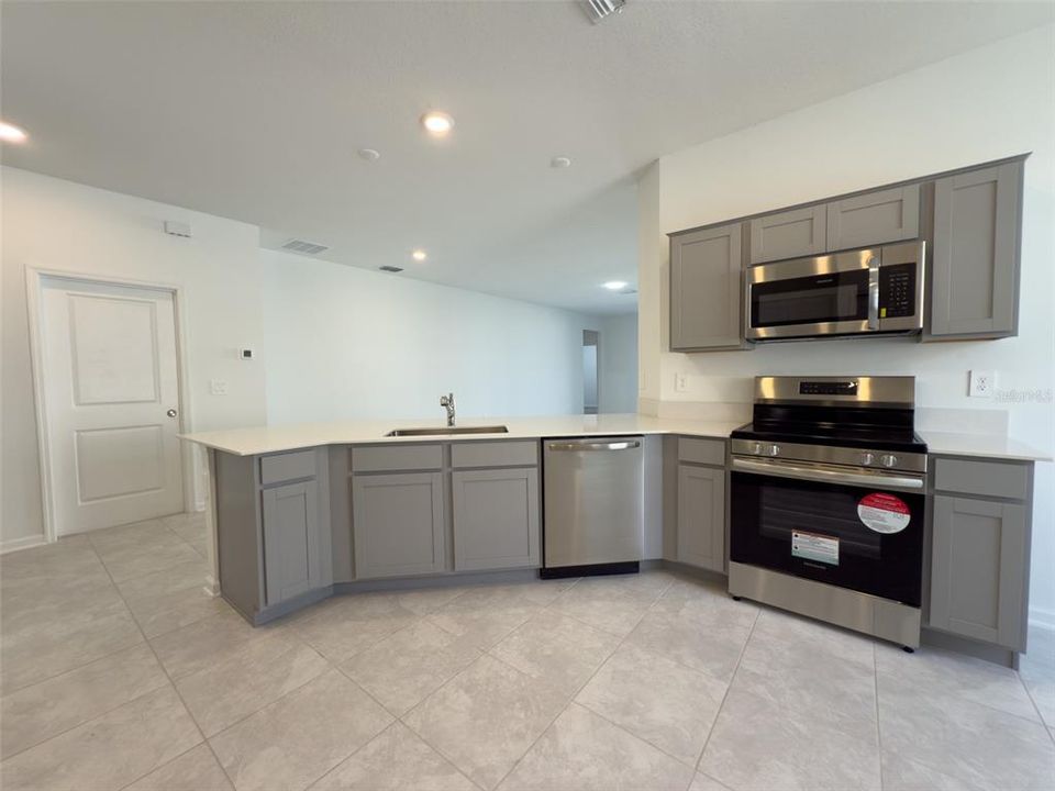 出租: $1,700 (3 贝兹, 2 浴室, 2093 平方英尺)